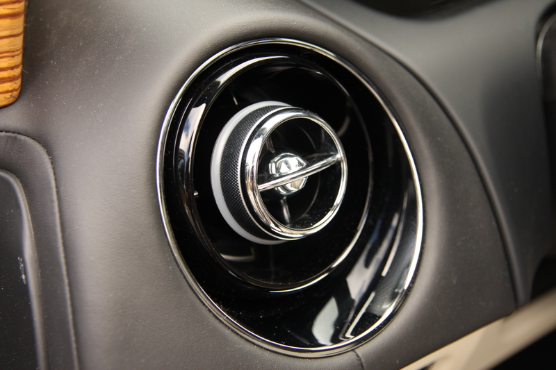 The X351 XJ’s interior signature—delightfully retro air vents with delicate detailing and fantastic gimbal mounts with just the right resistance.